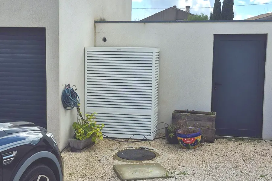 coffre-decoclim-alu-blanc-dissimulation-groupes-exterieurs-la-garde Coffre Décoclim en aluminium blanc laqué pour dissimuler deux groupes extérieurs de climatisation à La Garde