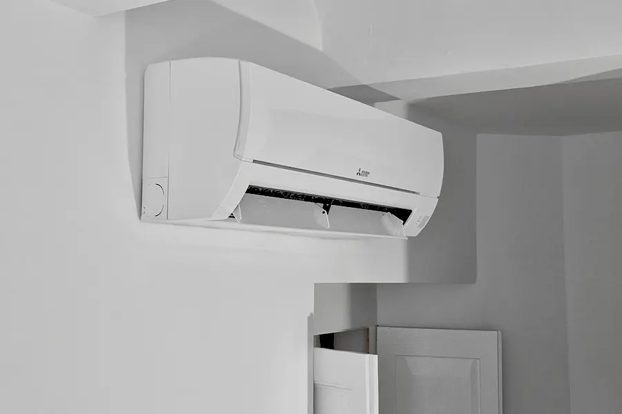 installation-climatisation-mitsubishi-interieure-appartement-la-garde Unité intérieure de climatisation Mitsubishi installée dans un appartement à La Garde