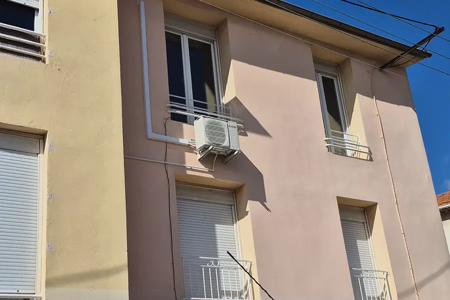 unite-exterieure-climatisation-mitsubishi-facade-la-garde Unité extérieure de climatisation Mitsubishi fixée en façade à La Garde