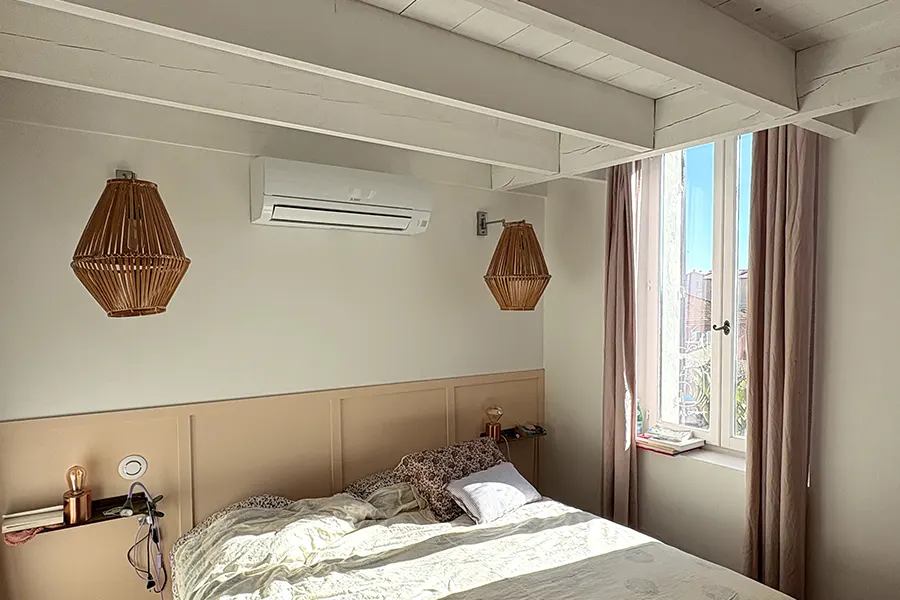 climatisation-chambre-coucher-mitsubishi-la-crau Unité intérieure de climatisation Mitsubishi Electric installée dans une chambre à coucher à La Crau, intégrée sans goulotte apparente pour préserver l’esthétique de la pièce
