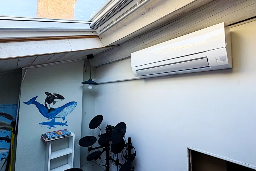 climatisation-combles-amenages-unite-interieure-mitsubishi-la-crau Unité intérieure de climatisation Mitsubishi installée dans des combles aménagés à La Crau