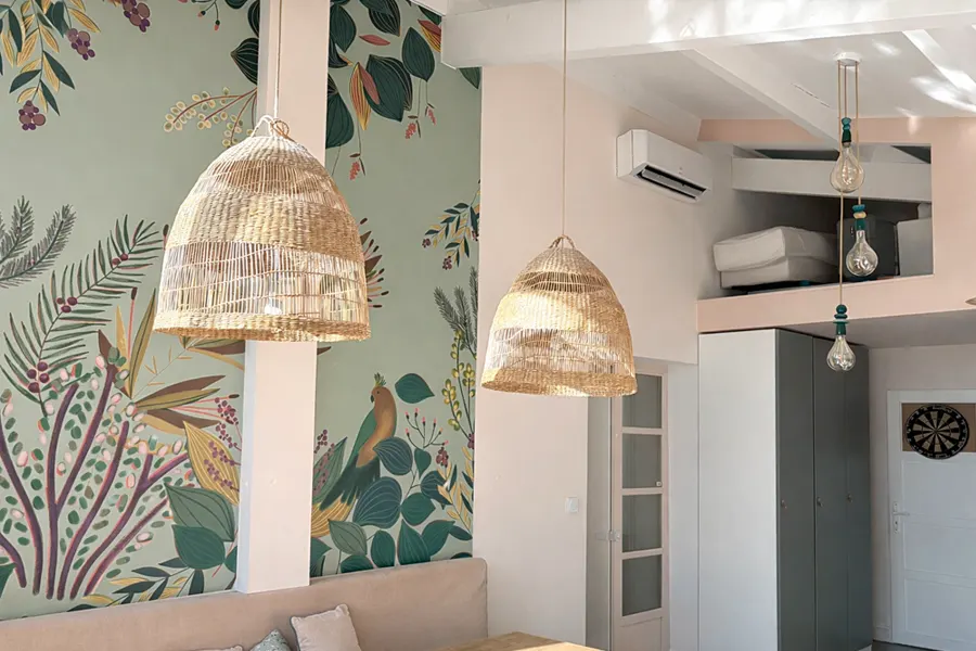 climatisation-salon-piece-de-vie-maison-la-crau Installation d’une unité intérieure de climatisation dans un salon de maison à La Crau