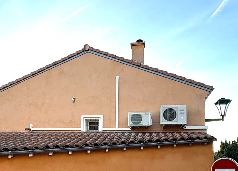 installation-climatisation-villa-la-crau-groupes-exterieurs Groupes extérieurs de climatisation installés en façade sur une villa à La Crau